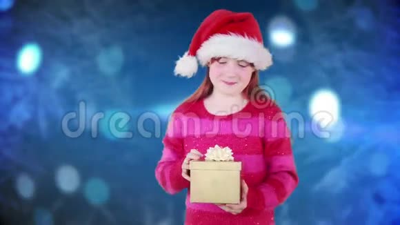 节日小女孩打开神奇的圣诞礼物视频的预览图