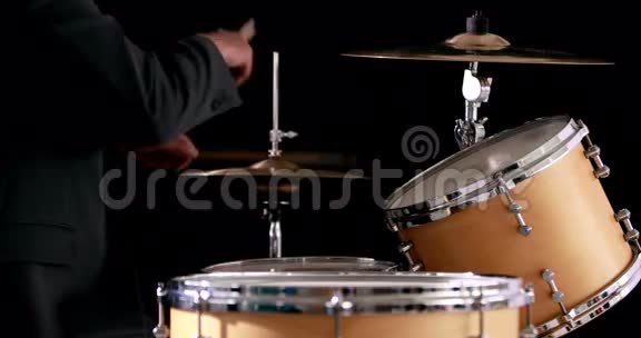 鼓手演奏他的鼓包视频的预览图