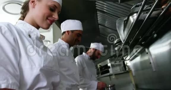 厨师团队切菜准备食物视频的预览图