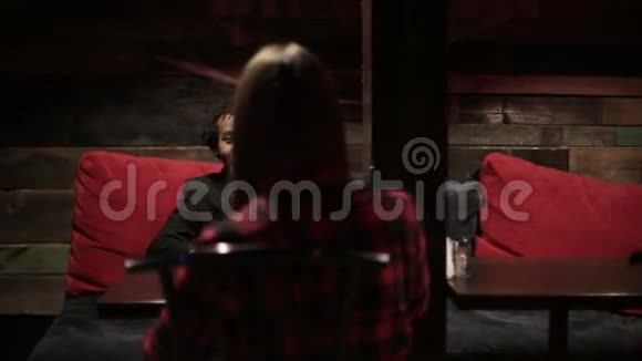 白人妇女和黑人男子在餐馆做对话不同的种族朋友视频的预览图