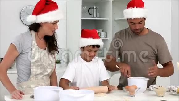 家庭为圣诞节做蛋糕视频的预览图