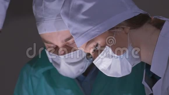医生在手术室里给病人做手术外科小组在医院手术室进行手术视频的预览图