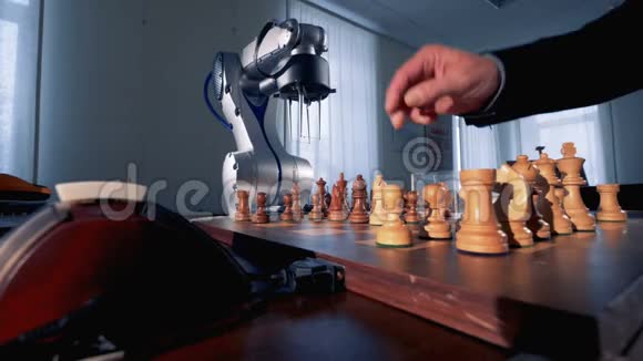 人类和人工智能之间的象棋游戏视频的预览图