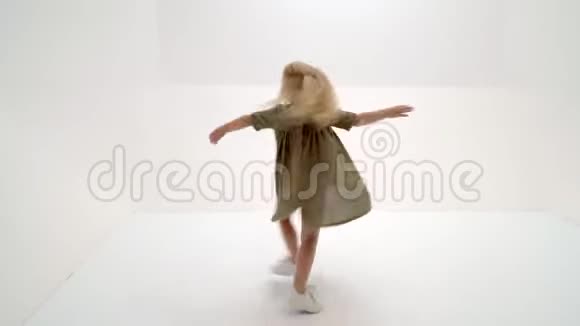 一个穿裙子的小女孩在旋转视频的预览图