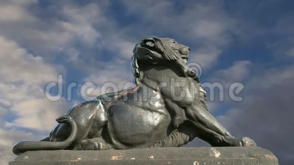 西班牙巴塞罗那奇斯托普尔哥伦布纪念碑附近的狮子雕塑视频的预览图