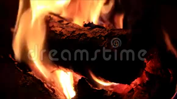 家庭壁炉冬天里面火燃烧能量视频的预览图