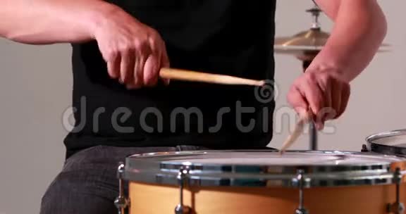 鼓手演奏他的鼓包视频的预览图