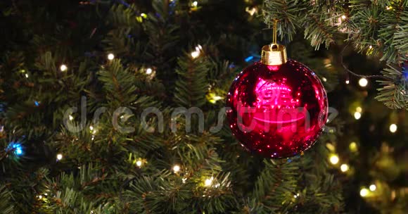 圣诞树和装饰品视频的预览图