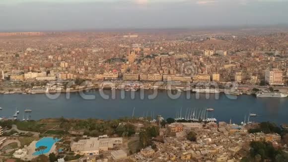 埃及尼罗河卡尔纳克神庙和卢克索城的无人机镜头视频的预览图