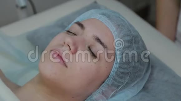 美容术后美丽幸福的女人视频的预览图