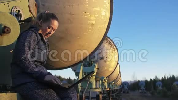 太阳能地面物理研究所女学生操作员在笔记本上监控通信设备独一无二视频的预览图