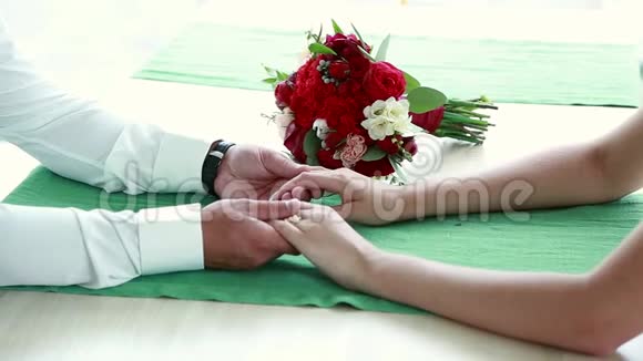 新娘新郎手中的美丽婚礼花束视频的预览图