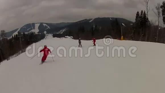 滑雪者在Bukovel滑雪场滑雪视频的预览图