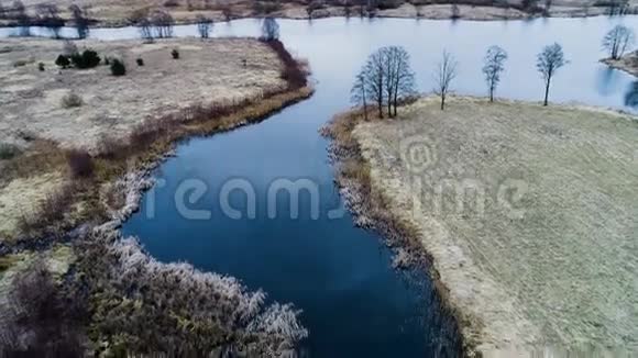 春季水淹地区和湖泊的鸟瞰图视频的预览图