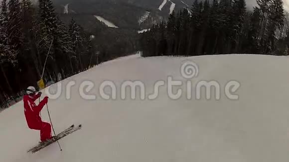 滑雪者在Bukovel滑雪场滑雪视频的预览图