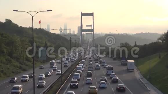 通过II的日常交通伊斯坦布尔博斯普鲁斯海峡大桥视频的预览图