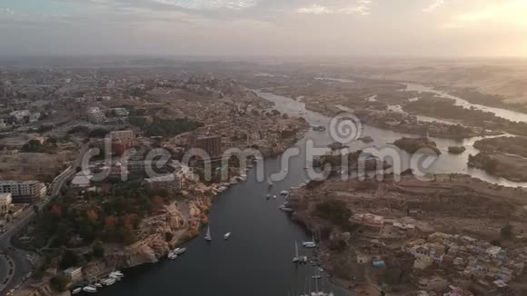 埃及尼罗河卡尔纳克神庙和卢克索城的无人机镜头视频的预览图