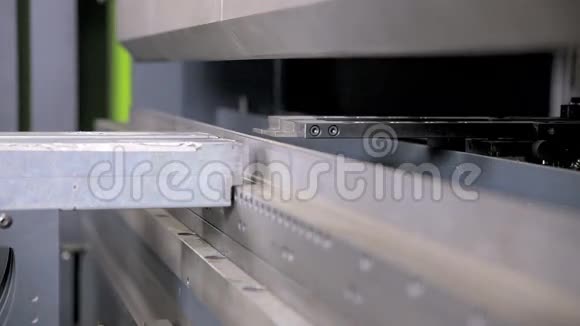 工人手在工厂的现代弯曲工业机器上弯曲金属片视频的预览图