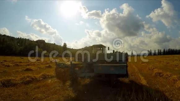 拖拉机与拖车做海贝莱斯视频的预览图