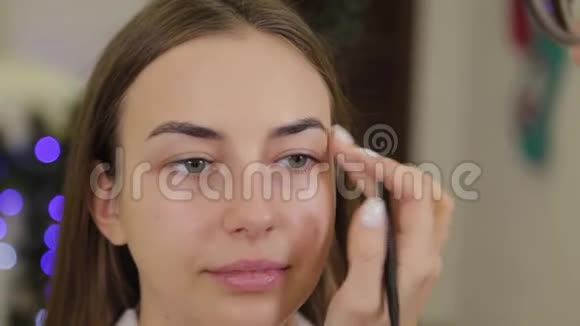 专业化妆师给美容院的客户画眉毛视频的预览图