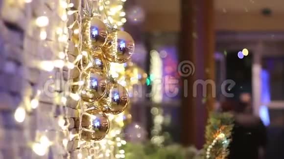 圣诞节餐厅外部圣诞节装饰视频的预览图