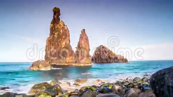 在大西洋美丽的岩石上日落视频的预览图