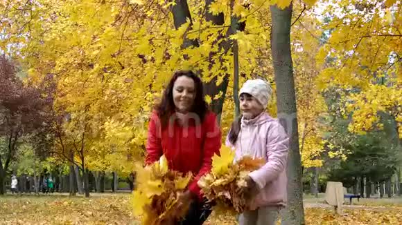 秋天公园里的一家人在玩树叶视频的预览图
