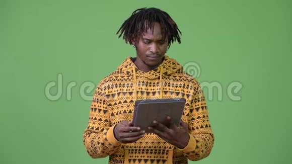 年轻英俊的非洲男人用数码平板电脑思考视频的预览图