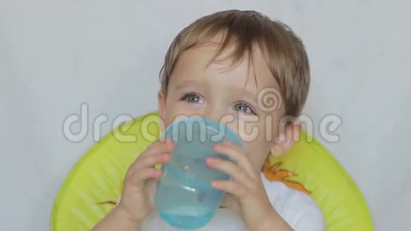 小孩从瓶子里喝水视频的预览图