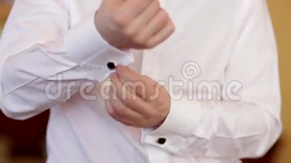 男人穿白色衬衫和袖扣视频的预览图