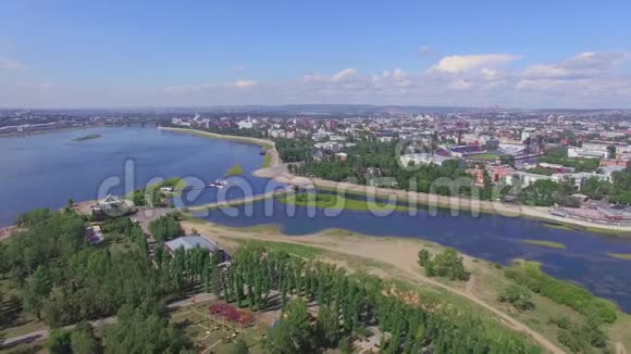 空中摄影从上面看城市的景观夏天伊尔库茨克视频的预览图