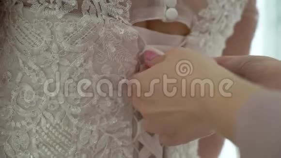 穿婚纱系花边视频的预览图