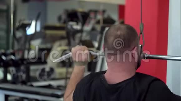 强壮的肌肉男在健身房做不同的运动视频的预览图