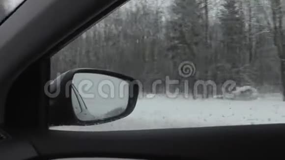 冬季阴天开车视频的预览图