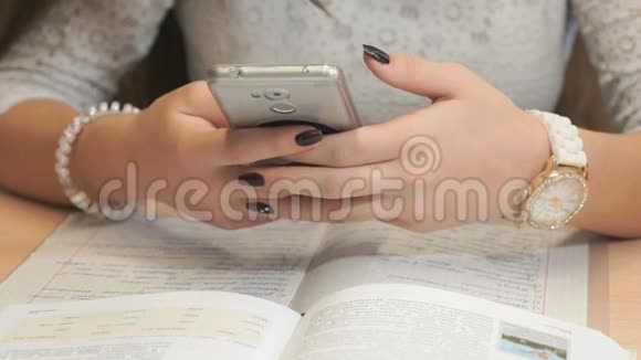 不知名的年轻女人拿着智能手机视频的预览图