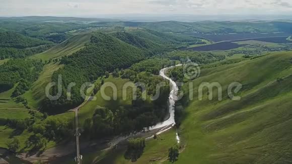山脚边美丽的山河和森林视频的预览图