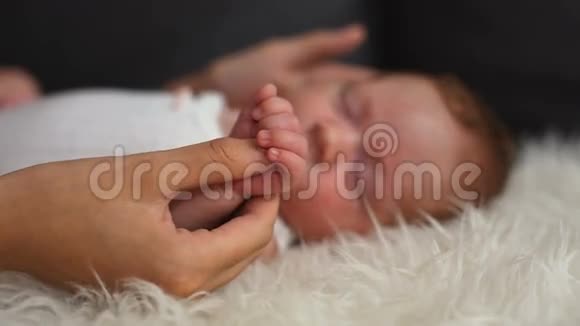 可爱的新生婴儿睡觉视频的预览图
