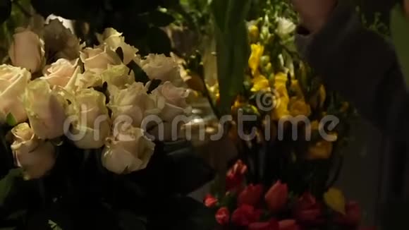 花商准备一束鲜花出售视频的预览图