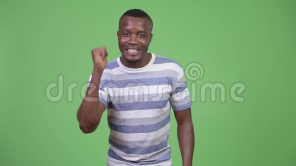年轻快乐的非洲男人视频的预览图