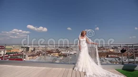 新郎新娘在屋顶视频的预览图