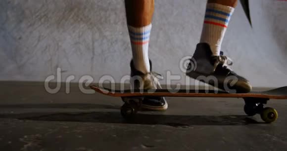 男子在滑板场练习滑板4k视频的预览图