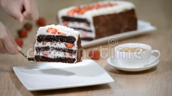 带草莓的巧克力蛋糕视频的预览图