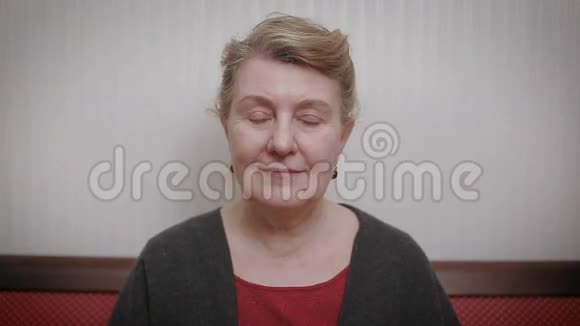 微笑的老年妇女的肖像视频的预览图