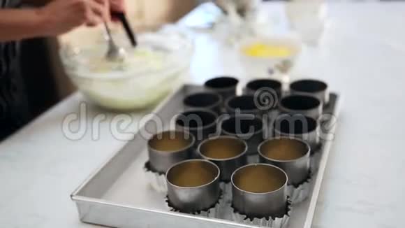 奶油芝士混合物填充在饼干馅饼馅饼底罐中做芝士蛋糕视频的预览图