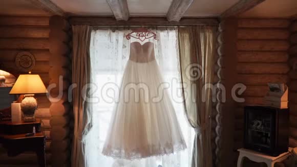 房间窗户上挂着婚纱视频的预览图