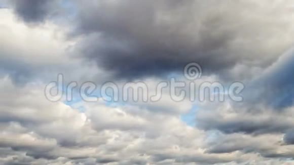 小镇外一片云速移动的田野上日落视频的预览图