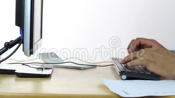 商人工作和打字键盘视频的预览图