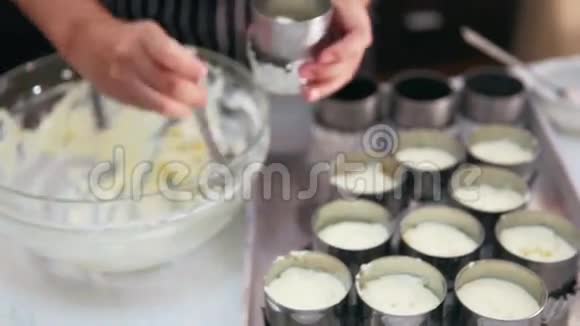 奶油芝士混合物填充在饼干馅饼馅饼底罐中做芝士蛋糕视频的预览图