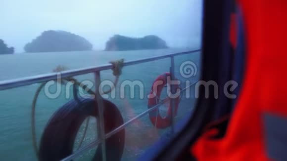 从客船窗口观看雨天视频的预览图