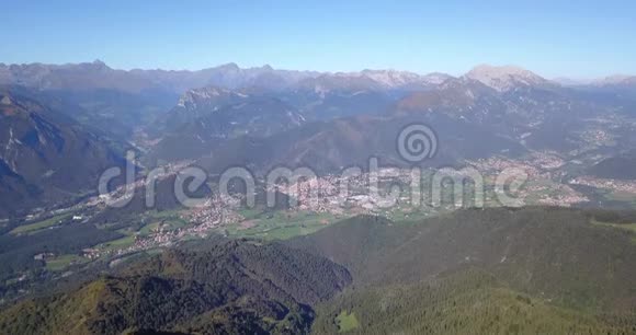 在晴朗而蔚蓝的一天您可以从无人机俯瞰塞里亚纳山谷和奥罗比阿尔卑斯山视频的预览图